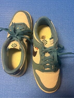 Nike Dunk  women’s/ Kids Low-Top Sneakers in Teal, Cream, and Black 5y (6.5 wome